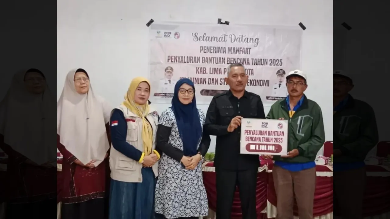 Bupati Limapuluh Kota menyalurkan bantuan  bagi warga terdampak bencana